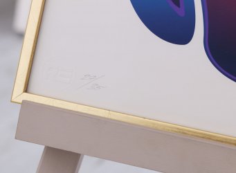 Subtilní zlatý rámeček nemá paspartu, proto je obraz Jana Kalába od skla oddělen skrytou distanční vložkou