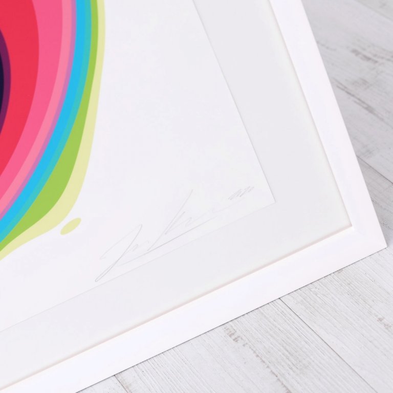 Tisk Jana Kalába Protein P je položen na bílé nekyselé paspartě