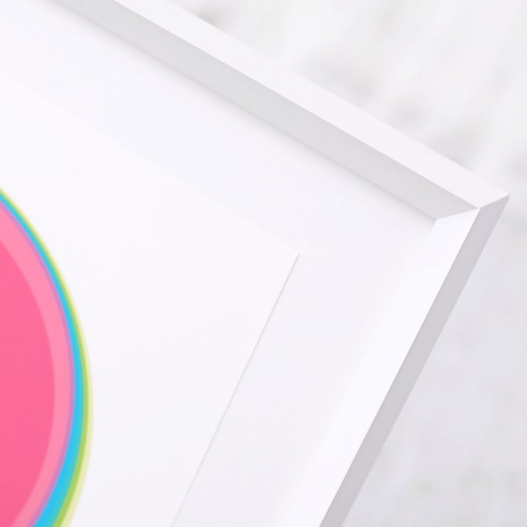 Tisk Jana Kalába Protein P s moderním trojúhelníkovým bílým rámem a bílou paspartou