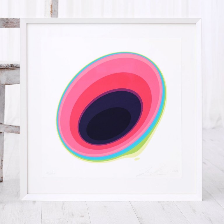 Moderní minimalistické rámování tisku Jan Kaláb Protein P do bílého rámu a bílé pasparty