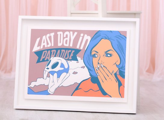 Minimalisticky zarámovaná serigrafie Pasty Onerea Last Day in paradise s čistě bílou paspartou, čistě bílým moderním dřevěným rámem je v galerii před oranžovou zdí.