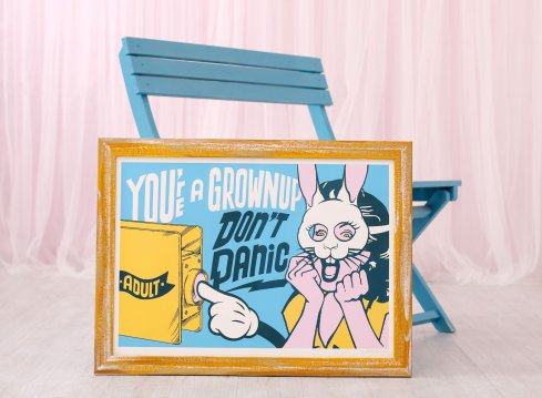 Modrá serigrafie Dont Panic Pasty Onera ve žlutém patinovaném rámu bez pasparty