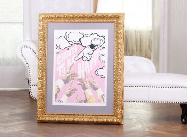 Výrazný zlatý ornamentální rám se šedou paspartou a tiskem Pasta Oner Dear future v luxusním interiéru