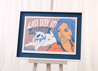 Výrazná modrá pasparta pod tiskem Pasty Onera Last day in paradise s hlubokým galerijním bílým rámem a prostorovým efektem leží na malířském stojanu