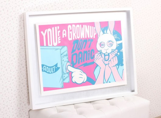 Růžová varianta serigrafie Pasta Oner Dont Panic v hlubokém prostorovém bílém rámu se stříbrnými paspartami 