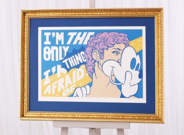 Výrazné rámování tisku Pasty Onera I´m the only s elegantním zlatým rámem a modrou paspartou