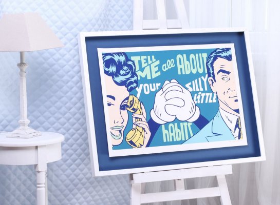 Prostorové rámování plakátu Silly Habits Pasty Onera s bílým rámem a modrou paspartou