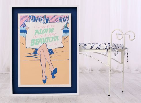 Jednoduché rámování plakátu Pasta Oner (I think being alone) v bílém rámu s tmavomodrou paspartou