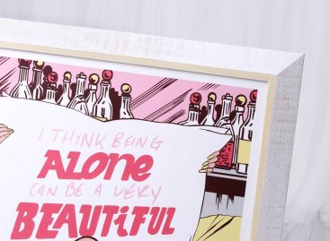 Bílý obrazový rám stylu Provance se strukturou dřeva a oddělující okrovou linkou