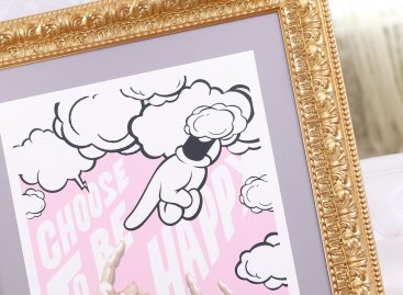 Široký zlatý rám s výrazným ornamentem a šedou paspartou s tiskem Pasta Oner Dear Past v interiéru