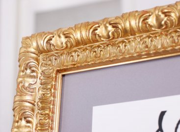 Serigrafie Pasta Onera v ornamentálním rámu