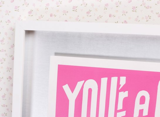 Stříbrná pasparta v bílém hlubokém rámu tisku Dont Panic Pasty Onera 