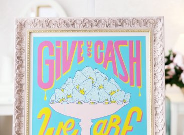 Zakázkový ornamentální rám v růžové je vyrobený obrazu zcela na míru. 