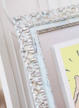 Pasta Oner God Saves levituje v modrém ornamentálním ráu nad stříbrnou paspartou 