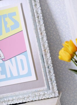 Obraz Pasty Onera God Saves levituje v prostorovém 3D rámování v neobvyklém modrém ornamentálním rámu