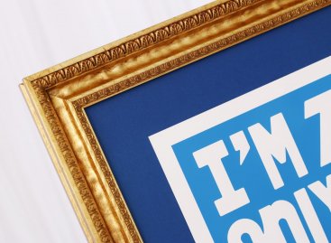 Plakát Pasty Onera I´m the only ve zlatém rámu a modré paspartě - detail