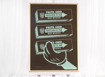 Černo zelená verze serigrafie Pasta Oner Success is the best revenge v moderním zlatém rámování bez paspartování