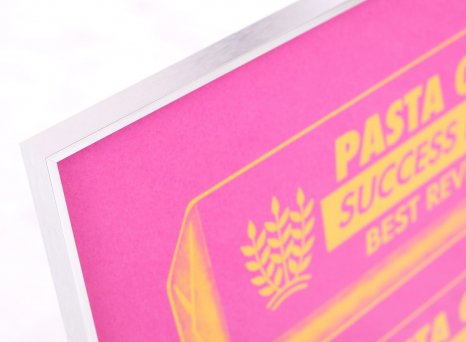 Moderní technicky minimalistický kovový rám s červeným plakátem žvýkačky Pasty Onera 