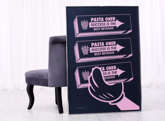 Růžovo modrá verze serigrafie Pasta Oner Success is the best revenge v minimalistickém stříbrném rámu bez pasparty