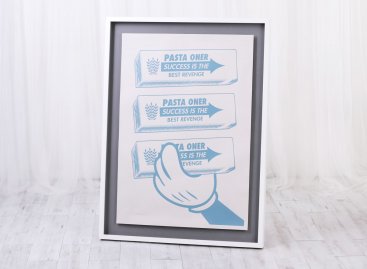 Modrobílá varianta serigrafie Pasta Oner Success is the best revenge v bílém prostorovém rámování na šedé paspartě
