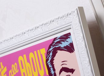 Bílý popartový rám s výrazným ornamentem akantu ve vysokém lesku s růžovou verzí obrazu Pasta Oner Silly Habits