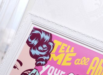 Bílý lesklý popartový rám s výrazným ornamentem akantu s růžovou verzí obrazu Pasta Oner Silly Habits