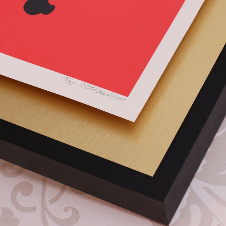 Rámování serigrafie Pasta Oner, I think being alone v glamour stylu se zlatou paspartou a hlubokým černým rámem