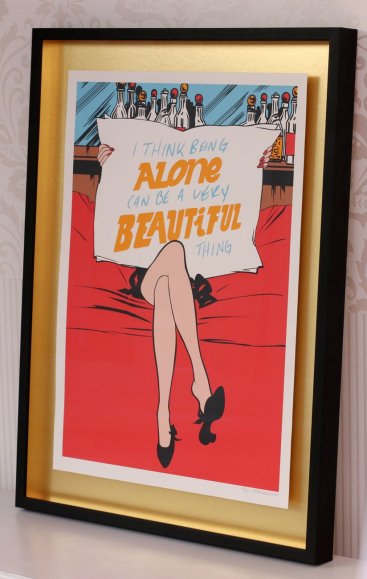 Moderní černý prostorový rám se serigrafií Pasty Onera Being Alone a zlatou paspartou nad kterou se tisk zdánlivě volně vznáší.