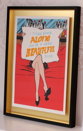 Moderní černý prostorový rám se serigrafií Pasty Onera Being Alone a zlatou paspartou nad kterou se tisk zdánlivě volně vznáší.