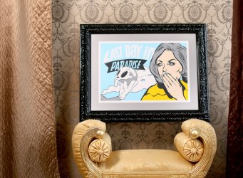 Černý lesklý ornamentální glamour rám se šedou paspartou na serigrafii Pasta Oner - Last Day in paradise na římské stoličce v interiéru v Praze 7.