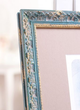 Detail ornamentu tyrkysově modrého rámu s obrazem Jiřího Suchého Štědrý den