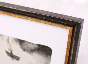 Černý profilovaný rám se zlatou linkou bez pasparty na litografii Jiří Suchý, Jo to jsem ještě žil