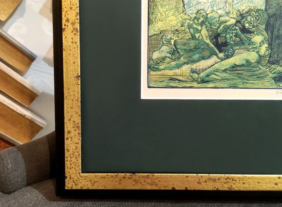 Detailní pohled na patinu rámu dřevorytu Josefa Váchala Jarní noc z cyklu Ruce