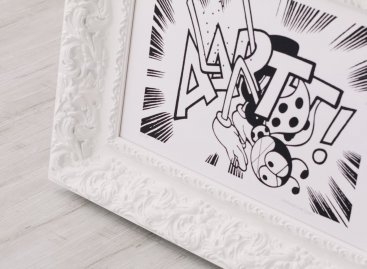 Mohutný bílý rám s barokním ornamentem je na serigrafii Aartt! Vladimíra 518 použit bez paspartování jen s kvalitním antireflexním sklem (detail rohu rámu).