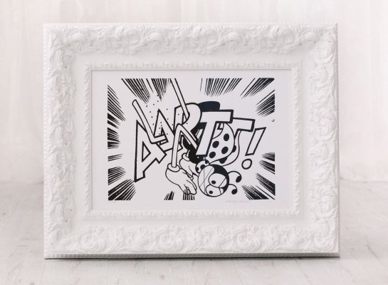 Rámování serigrafie Vladimíra 518 ve stylu pop art do výrazného a velice širokého bílého ornamentálního rámu bez pasparty