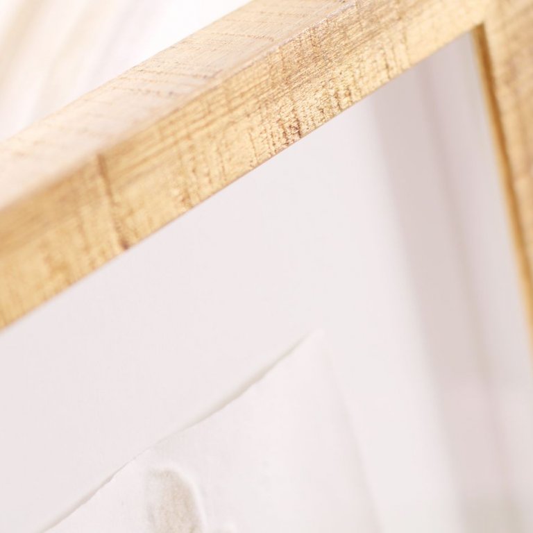 Hluboký zlatý rám umožňuje zarámovat obraz Olbrama Zoubka Ruce s ratolestí do tzv. vitrínky