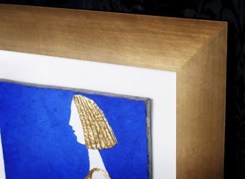 Designový zlatý rám pro cínový reliéf Olbrama Zoubka Hlava Ženy má neobvyklé moderní zklacení na kvalitním dřevě