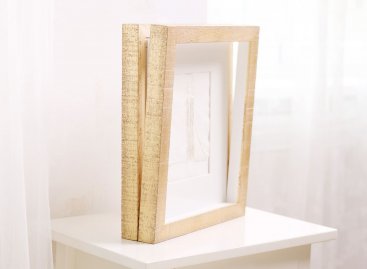 Zlatý oboustranný rám umožňuje postavit tisk Olbrama Zoubka na stůl