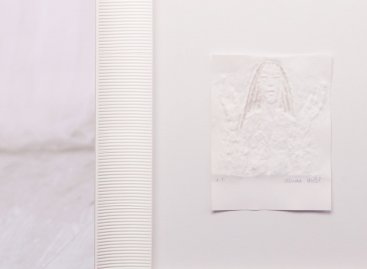 Široký bílý příčně pruhovaný rám pro obraz Orantka Olbrama Zoubka