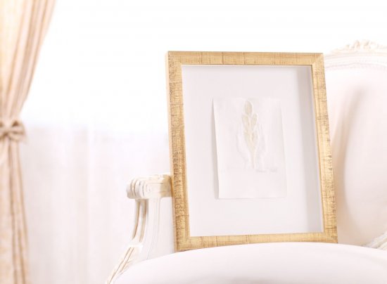 Rámování strukturálního tisku Olbrama Zoubka Ruce s Ratolestí do zlatého prostorového rámu s bílou paspartou a kvalitním antireflexním sklem