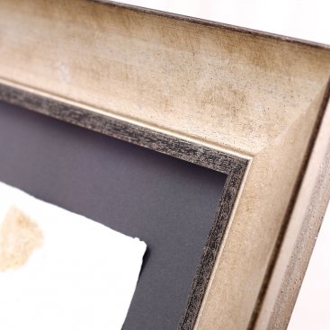 Detail krásného stříbrného rámu s reliéfním tiskem Olbrama Zoubka s 3D efektem