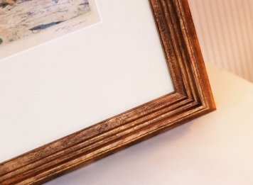 Zajímavé muzeální rámování barevného leptu s neobvyklým stupňovitým rámem v patinovaném zlatu