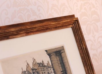 Rámování barevného leptu Paříž Šimona Tavíka Františka s muzeální paspartou a téměř neviditelným muzeálním sklem.