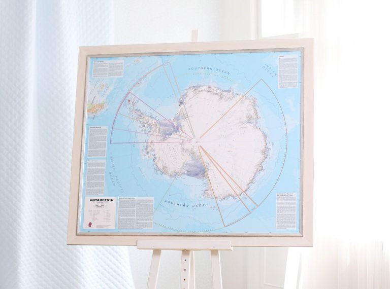 Rámování laminované mapy Antarktidy v elegantním italském rámu v kombinaci bílé a stříbra