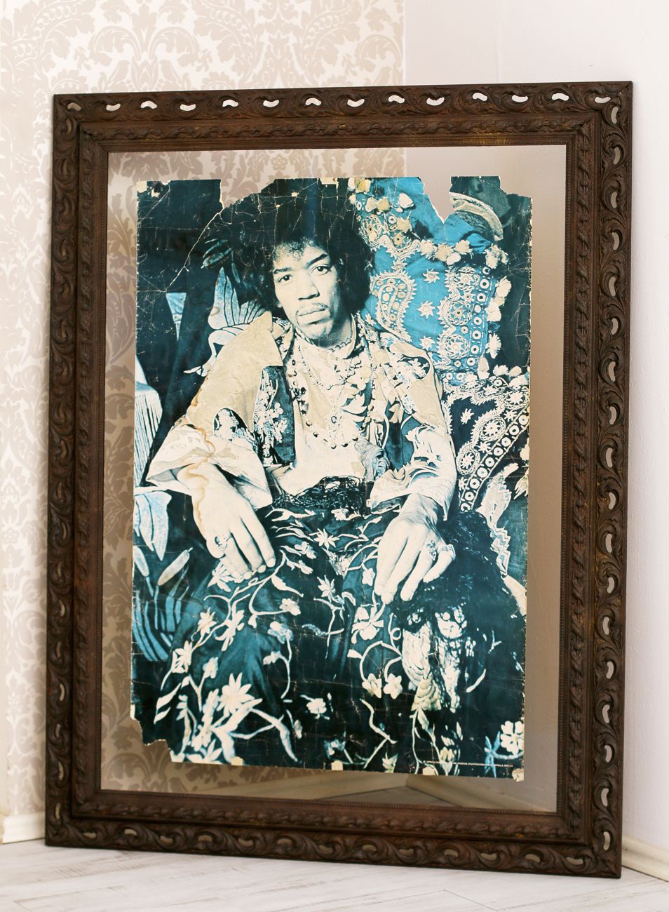 Rámování starého plakátu Jimmi Hendrix do zrezlého ornamentálního rámu mezi dvě skla | © Frame-it.cz