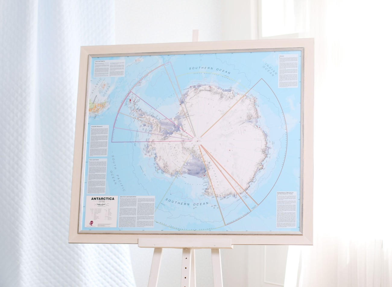 Rámování velké mapy Antarktidy do bílo-stříbrného rámu