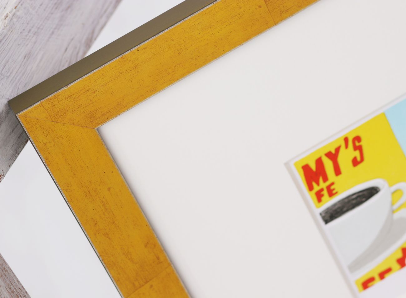 Medově žlutý rám a hluboká bílá muzejní pasparta na litografii Tomáše Bíma | © Frame-it.cz