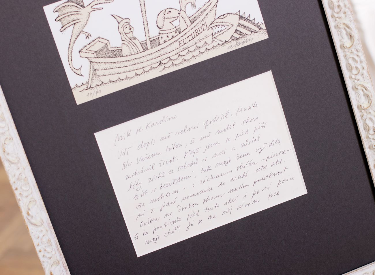 Hravý bílý rám s ornamentem a hnědou paspartou na dopis Adolfa Borna a malou litografii