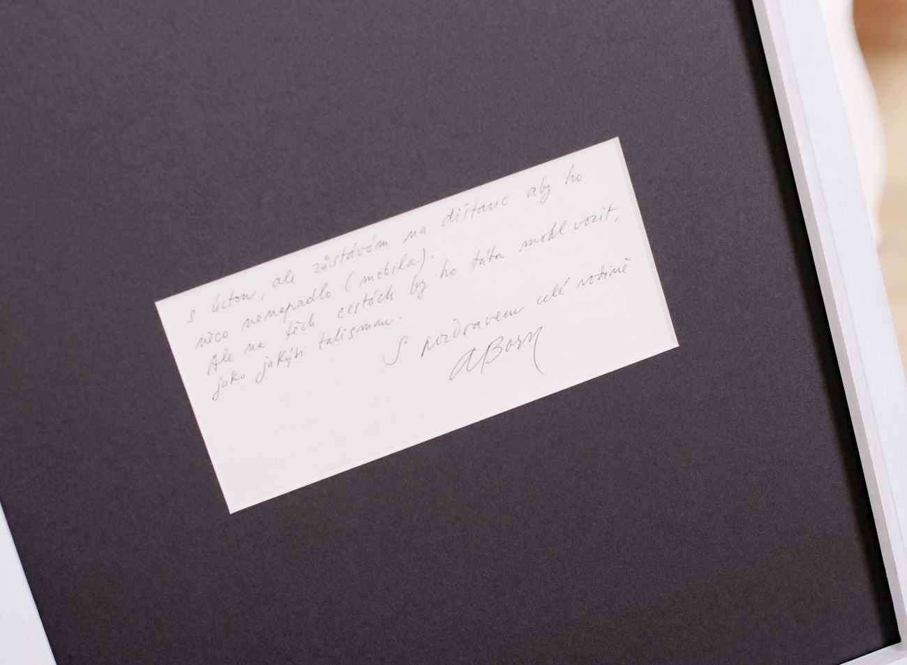 Oboustranné rámovaní dopisu a obrazu Adolfa Borna do bílého rámu a hnědé pasparty - výřez zadní strany | © Frame-it.cz