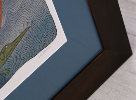 Moderní hnědý rám a modrá muzeální pasparta litografie Adolfa Borna Noe se blíží k hoře Ararat